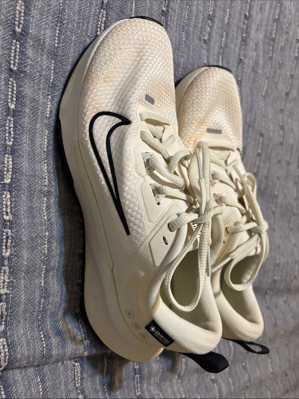 Nike Women’s Cream/Black Lightweight Trail Sneakers/Gortex